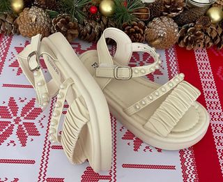 Sandalias niña perlas beige