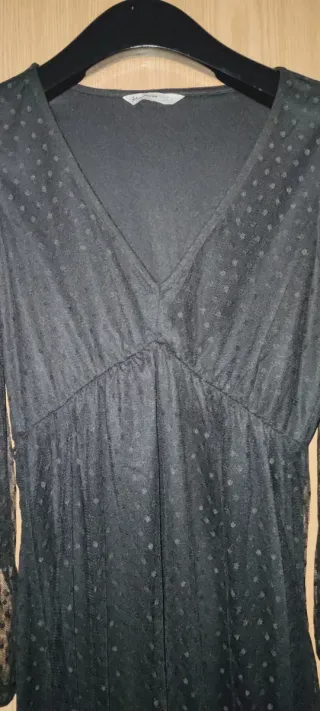 Vestido negro Stradivarius manga 3/4. Cauda