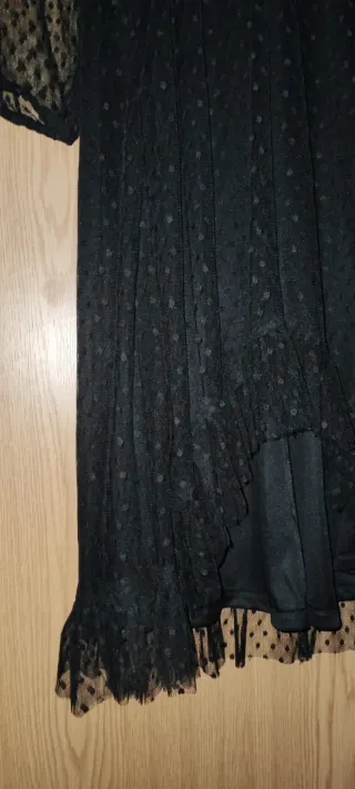 Vestido negro Stradivarius manga 3/4. Cauda