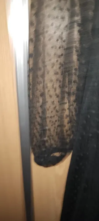 Vestido negro Stradivarius manga 3/4. Cauda