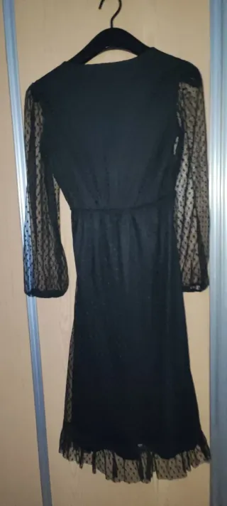 Vestido negro Stradivarius manga 3/4. Cauda