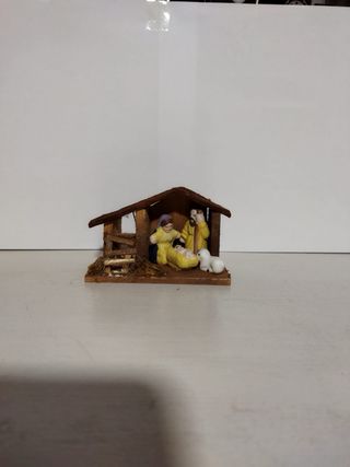 Belén miniatura casa madera figuras
