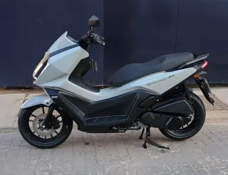 Moto KYMCO 125cc Seminueva , con seguro.