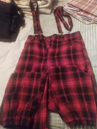 Pantalón cuadros rojo y negro con tirantes