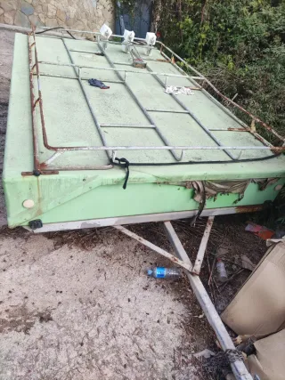 Remolque verde con baca