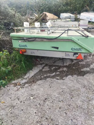 Remolque verde con baca