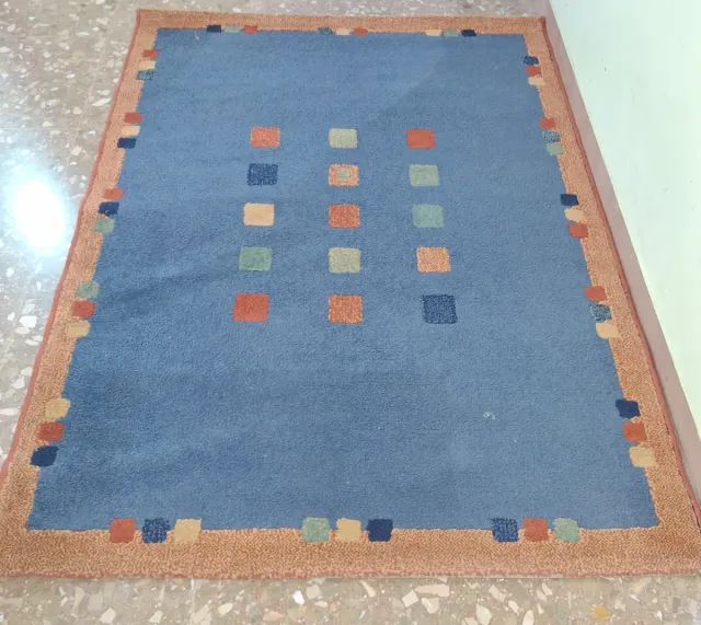 Alfombra azul con diseño de cuadrados