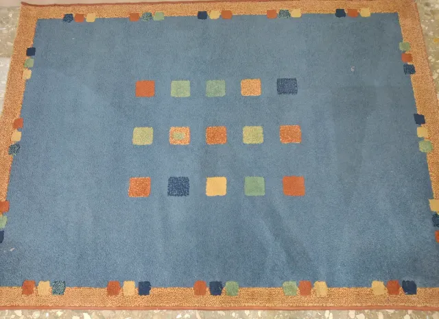 Alfombra azul con diseño de cuadrados