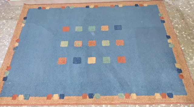 Alfombra azul con diseño de cuadrados