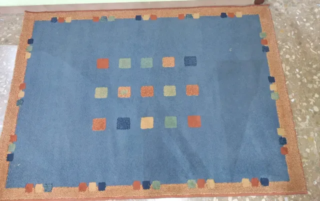 Alfombra azul con diseño de cuadrados