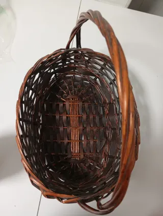 Cesta de mimbre con asa