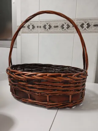 Cesta de mimbre con asa