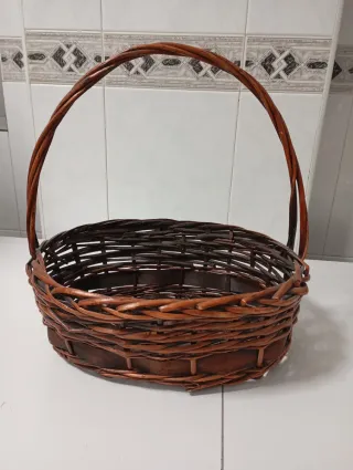 Cesta de mimbre con asa
