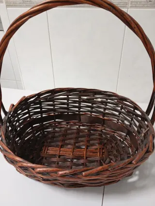 Cesta de mimbre con asa