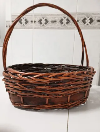Cesta de mimbre con asa