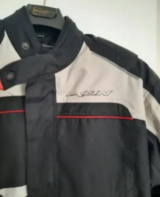 Chaqueta de moto AXN negra y gris