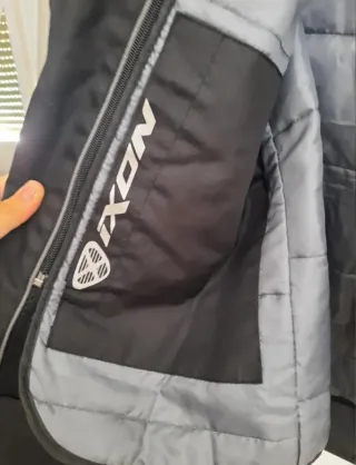 Chaqueta de moto AXN negra y gris