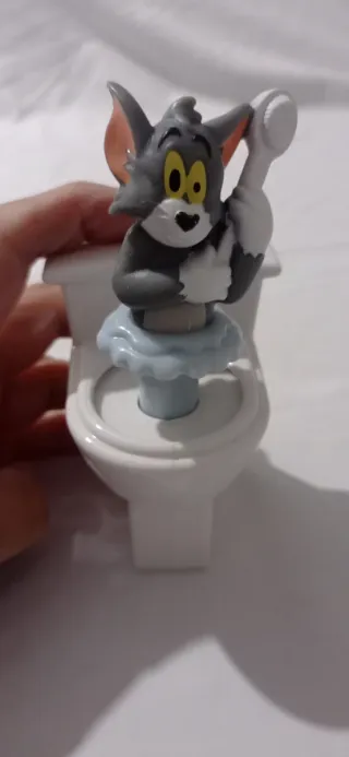 Muñeco Tom en el inodoro