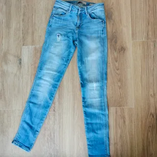 Pantalones vaqueros desgastados