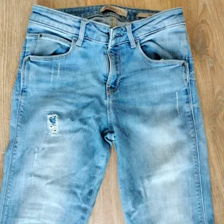 Pantalones vaqueros desgastados