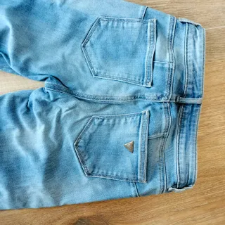 Pantalones vaqueros desgastados