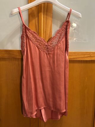 Top lencero rosa con encaje
