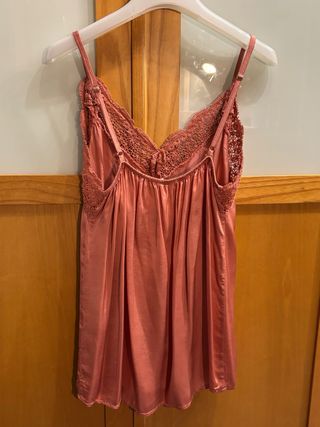 Top lencero rosa con encaje