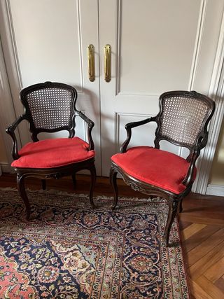 Set di 2 sedie in legno, vimini e cuscino rosso