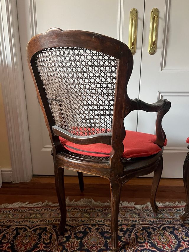 Juego de 2 Sillas de madera, Mimbre y Cojín Rojo