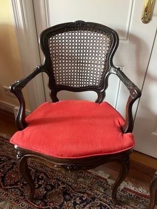 Set di 2 sedie in legno, vimini e cuscino rosso