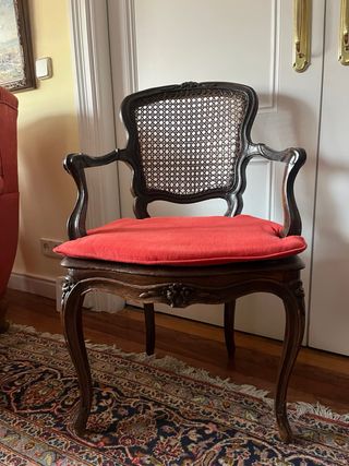 Set di 2 sedie in legno, vimini e cuscino rosso