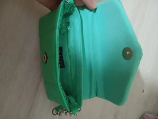 Bolso pequeño acolchado con cadena