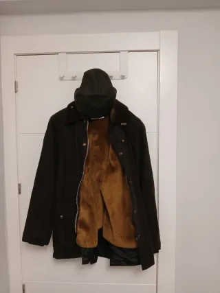 Abrigo Barbour Marrón y gorra verde Barbour