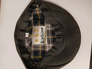 Abrigo Barbour Marrón y gorra verde Barbour