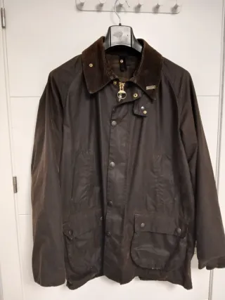 Abrigo Barbour Marrón y gorra verde Barbour