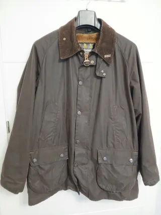 Abrigo Barbour Marrón y gorra verde Barbour