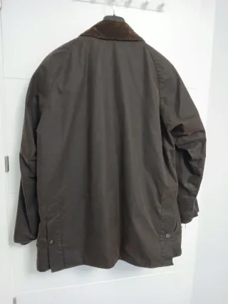 Abrigo Barbour Marrón y gorra verde Barbour