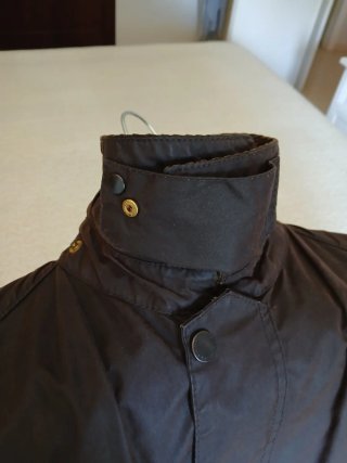 Abrigo Barbour Marrón y gorra verde Barbour