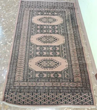 Tappeto in lana rosa e nero