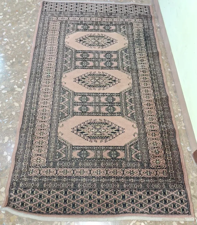 Alfombra de lana rosa y negra