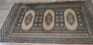 Tappeto in lana rosa e nero