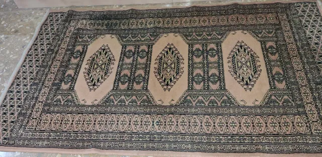 Alfombra de lana rosa y negra