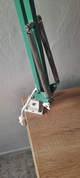 Flexo de escritorio verde articulado