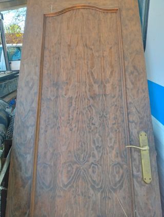 Se regala puerta madera interior con manilla