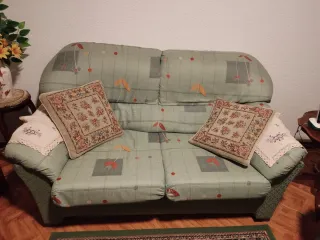 Sofá de tela verde con estampado