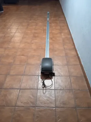 Motor Puerta Garaje , con dos mandos y manual uso.