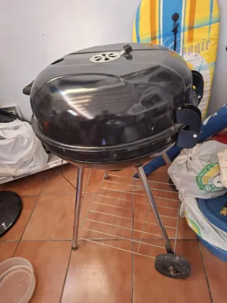 Barbacoa negra con ruedas
