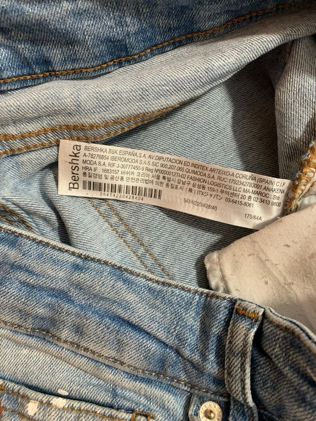 Jeans sfilacciati con pittura blu