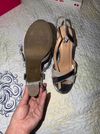 Sandalias plateadas de tiras