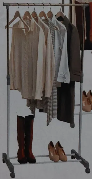 Perchero Metálico con Ruedas